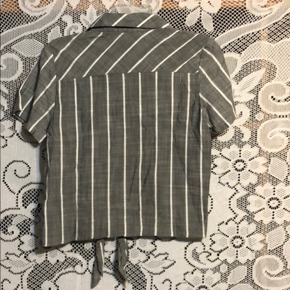 🍉 Universal Thread Gray Button Up - Picture 6 of 6